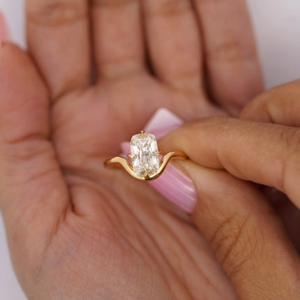 1.50ct Cushion J/SI1 Diamond Solitaire 18K Gold Compass Curve Solitaire Ring | GIA